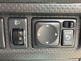 【電格ミラー】電動格納ミラー装備。狭い駐車場でもスイッチひとつでスマートに開閉でき、乗り降りや駐車時の使い勝手に優れています。