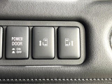 【両側パワースライドドア】スマートキーや運転席のスイッチで後席両側スライドドアの開閉が可能♪電動だから力を入れてドアを開ける必要が無く、小さなお子様でも簡単に開け閉めでき快適です♪