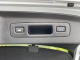 【パワーバックドア】スマートキーや運転席のボタンを押すだけでリアゲートが自動で開閉します!荷物を持っている時や、高い位置にあるバックドアを閉める際に便利な機能です♪