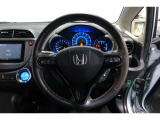 運転中もハンドルでの操作が可能です。特に高速道路等の目が離せない運転時には、便利さだけでなく、安全性も兼ね備えております。