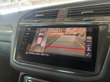 車両を空から眺めるような視点のアラウンドビューカメラが装備されております。さらにパーキングアシストも付いてますので駐車が苦手な方には心強い装備です。