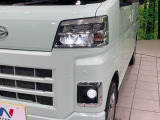 【LEDヘッドライト】悪天候や夜間走行時も良好な視界を確保し安心して運転できる高輝度LEDヘッドライトを装備!点灯速度が早く、消費電力も抑えられています。