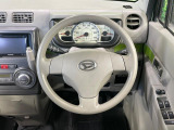 インテリアに合わせたデザインのステアリングは、運転される方のことも考え、運転しやすい形状、大きさです。是非一度、実際に触ってお確かめください。