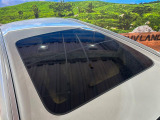 【大型サンルーフ】車内の解放感が一気に上がる大型のパノラマルーフ!季節を問わず開放的で快適なドライブをお楽しみいただけます。流通量も少なく希少価値の高い人気の装備です♪