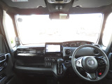 運転を気分よく楽しむための工夫のひとつとして、高い剛性をもたせた極細フロントピラーを採用。 前方の死角を減らし、交差点などでの安心感を高める、良好な視界にこだわりました。