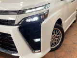 【LEDヘッドライト】悪天候や夜間走行時も良好な視界を確保し安心して運転できる高輝度LEDヘッドライトを装備!点灯速度が早く、消費電力も抑えられています。