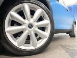 ●純正18インチアルミホイール:輸入車ならではの卓越した走りを支えるホイールと足回りです!日本車の走りに慣れている方にもぜひ体感して頂きたいほど、高いレベルでまとまっています!