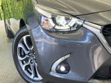 【LEDヘッドライト】悪天候や夜間走行時も良好な視界を確保し安心して運転できる高輝度LEDヘッドライトを装備!点灯速度が早く、消費電力も抑えられています。
