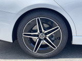 【アルミホイール】18インチのAMG5スポークアルミホイールを装着