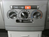 調整が容易なマニュアルエアコンです。夏は快適に、冬も車内の曇りを取ってくれるので安全です♪