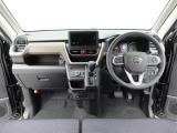 操作系が運転席周りにまとまっていて、分かりやすい水平基調デザインです。オーディオ位置が低めに配置されているので、前が見やすいです。