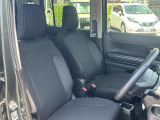 【フロントシート】高めのヒップポイントで見晴らしが良く、運転もしやすいですよ◎運転席アームレストがついているので長距離運転時の疲労軽減になります◎全席、撥水加工も嬉しい!