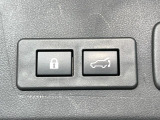 【パワーバックドア】スマートキーや運転席のボタンを押すだけでリアゲートが自動で開閉します!荷物を持っている時や、高い位置にあるバックドアを閉める際に便利な機能です♪