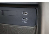 USBオーディオ用ソケットがついていますので携帯電話などを接続すれば音楽等の再生が可能です!充電用ソケットもございます♪