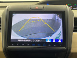 【バックモニター】後ろのカメラの映像をモニターに映し出すことができます!後方の見えない死角や、障害物との距離感をしっかり確認することができます!駐車が苦手な方におすすめです。