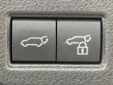 【ハンズフリーパワーバックドア】リアバンパー下部に足先を出し入れするだけでバックドアが自動で開閉♪両手が荷物でふさがっている時でもラクラク開閉操作が行えます!