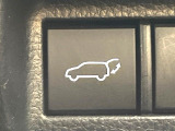 【パワーバックドア】スマートキーや運転席のボタンを押すだけでリアゲートが自動で開閉します!荷物を持っている時や、高い位置にあるバックドアを閉める際に便利な機能です♪