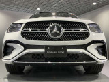 フロントグリル中央に大きく輝くスリーポインテッドスター。メルセデスベンツならではのステータスを強く感じる事ができます