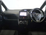 スイッチ類やメーター類を見やすく配置した、直感的で扱いやすいインパネ。初めて運転される方でも、迷わず操作出来る安心設計です。