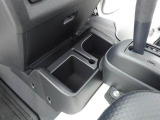 カップホルダーは運転席や助手席からちょうど手の届く位置です!!