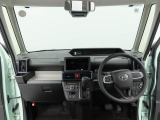 運転席正面のダッシュボードは水平基調で視認性が良い配置になっています。メーターはステアリング越しに見やすく、センターディスプレイは上下がしっかり配置されています。