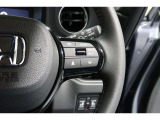 Hondaセンシングの機能のひとつ、アダプティブクルーズコントロール付!アクセルから足を離しても設定したスピードと前車との車間を保ち走行してくれます!車線維持もアシスト☆高速道路で疲労軽減ですね☆