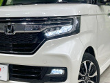 【LEDヘッドライト】悪天候や夜間走行時も良好な視界を確保し安心して運転できる高輝度LEDヘッドライトを装備!点灯速度が早く、消費電力も抑えられています。
