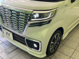 【LEDヘッドライト】悪天候や夜間走行時も良好な視界を確保し安心して運転できる高輝度LEDヘッドライトを装備!点灯速度が早く、消費電力も抑えられています。