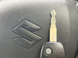 【キーレス】少し離れた場所からでもボタン一つでドアの開錠・施錠ができるのでとっても便利!ドアの鍵穴周りに傷をつけることもありません♪