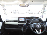 運転を気分よく楽しむための工夫のひとつとして、高い剛性をもたせた極細フロントピラーを採用。 前方の死角を減らし、交差点などでの安心感を高める、良好な視界にこだわりました。