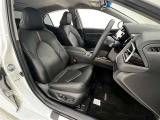 運転席には8WAYパワーシート(助手席は4WAY)でベストなドライビングポジションに微調整可能!
