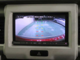 車両後方の映像を映すバックモニター。進路を確認しながら安全に車庫入れできます。