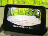 【マツダコネクト】車内の雰囲気にマッチした一体型タイプのディスプレイ。各種車輌設定やBluetooth再生等、様々な機能が楽しめます。専用SDカードのご購入で、ナビ機能も使用出来ます。