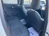 【リアシート】屋根までの高さがある車のため、大人の方でも圧迫感が少なく乗車出来ます。足元は広く取られているため、ゆったりとお乗り頂けます。