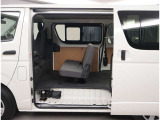 リアシートは可倒式になっていますので、長いお荷物も収納できます!!