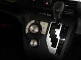 車内を快適に、オートエアコンを装備しています。