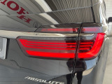 特徴的なデザインで後方からの確認しやすいLEDリアコンビネーションランプ
