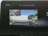 メーカーオプションの前後ドライブレコーダー付きです。
