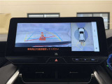 真上から見下ろしたような視点で車とその周囲を確認出来る画面と、車両後方を映し出すバックモニター画面の2つを表示してくれます。