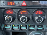 【左右独立温度コントロール式フルオートエアコン(DUAL/SYNC)】運転席側と助手席側でそれぞれ自由に温度設定ができ、快適な風量やモードなどを自動調整します!