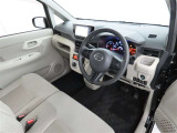 シンプルで使いやすいデザインの運転席です。