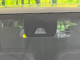 【ホンダセンシング】走行中に前方の車両等を認識し、衝突しそうな時は警報とブレーキで衝突回避と被害軽減をアシスト。より安全にドライブをお楽しみいただけます。