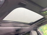 【サンルーフ】開放感たっぷりの希少装備、サンルーフが装着されています!車内に明かりを取り入れたり景色を楽しむ以外にも、車内の空気も簡単に換気できて快適です!