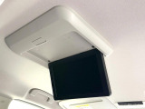 【フリップダウンモニター】大画面モニターで後席でもエンタメをお楽しみいただけます。小さなお子様にも大人気の装備です♪