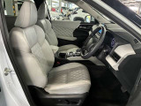 運転席の画像です。足元やシートまわりに余裕があり、リラックスした姿勢で運転が可能です。視界も良好で操作系へのアクセスもしやすく、快適で安心感のあるドライブをサポートします。