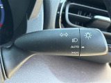 【オートライト(AUTO)】外の明るさをシステムが感知して、自動でヘッドライトが点灯します。ヘッドライトをつけ忘れを防ぐ便利機能です。