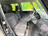 運転席まわりには十分なスペースがあり、大柄な方でもゆったり運転していただける環境です。