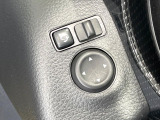 【電動格納ミラー】サイドミラーは電動格納式となっており、狭い駐車場でもキズがつくリスクを抑えられます。