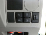 オートハイビームとは、先行車や対向車のライトを認識し、ハイビームとロービームを自動で切り替える機能です。夜道の視界を確保します。詳細は販売店スタッフまでおたずねください。