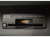 コンソール内一体型のビルトインETC装備!見た目の部分も良いですが、ETCカードの盗難防止になる設置箇所です!料金所の渋滞回避!時間帯・日によって料金の軽減を受けられます!ストレス知らずのドライブ!